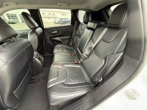 Used 2019 Jeep Cherokee Limited image 14