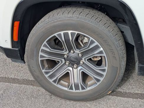 Used 2024 Jeep Wagoneer L Series II image 11