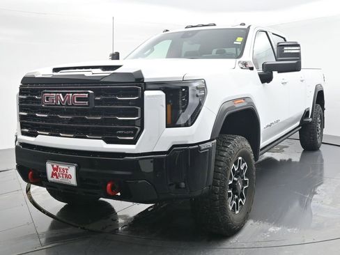 Used 2025 GMC Sierra 2500 AT4X image 2