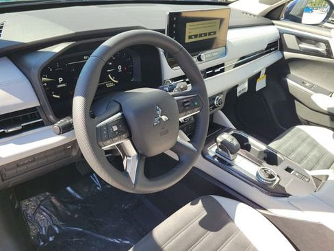 New 2025 Mitsubishi Outlander SE image 21