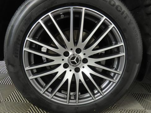 Used 2024 Mercedes-Benz GLC 300 4MATIC image 32