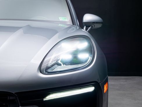 Certified 2025 Porsche Macan AWD/4WD image 11