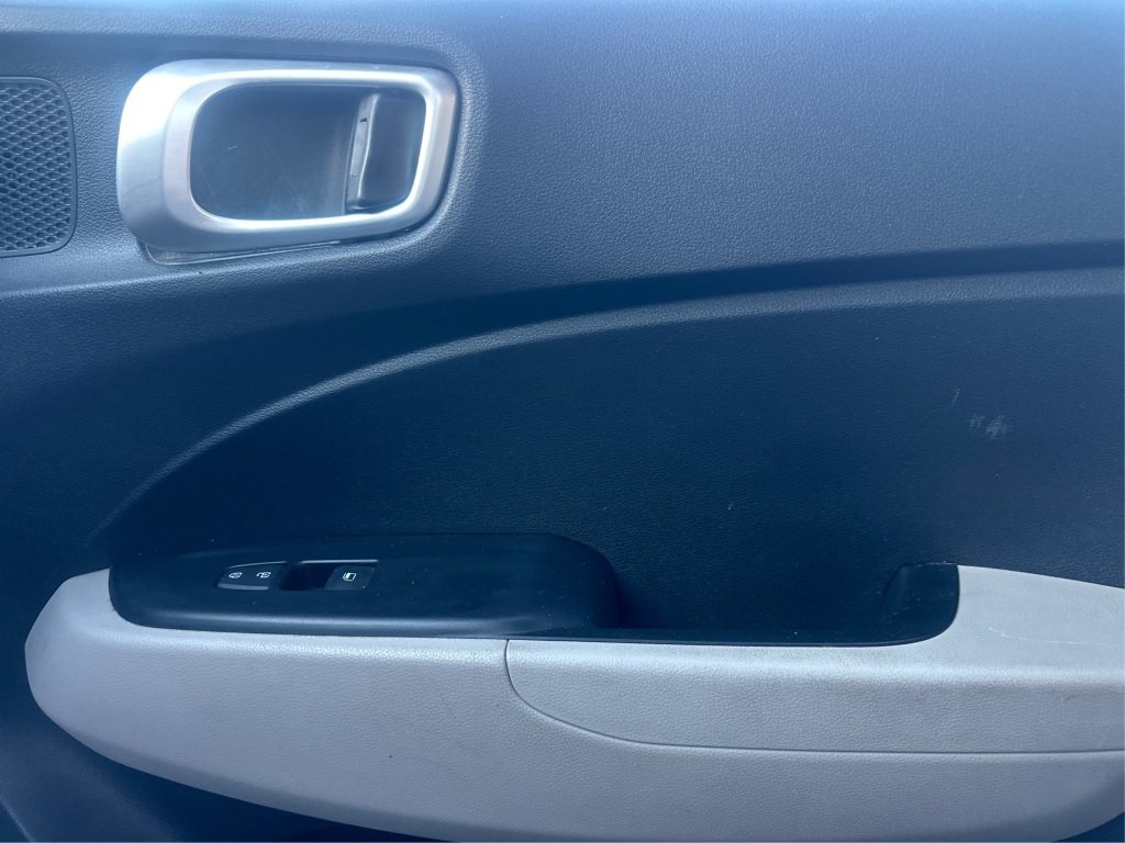 Used 2022 Hyundai Venue SEL FWD image 30