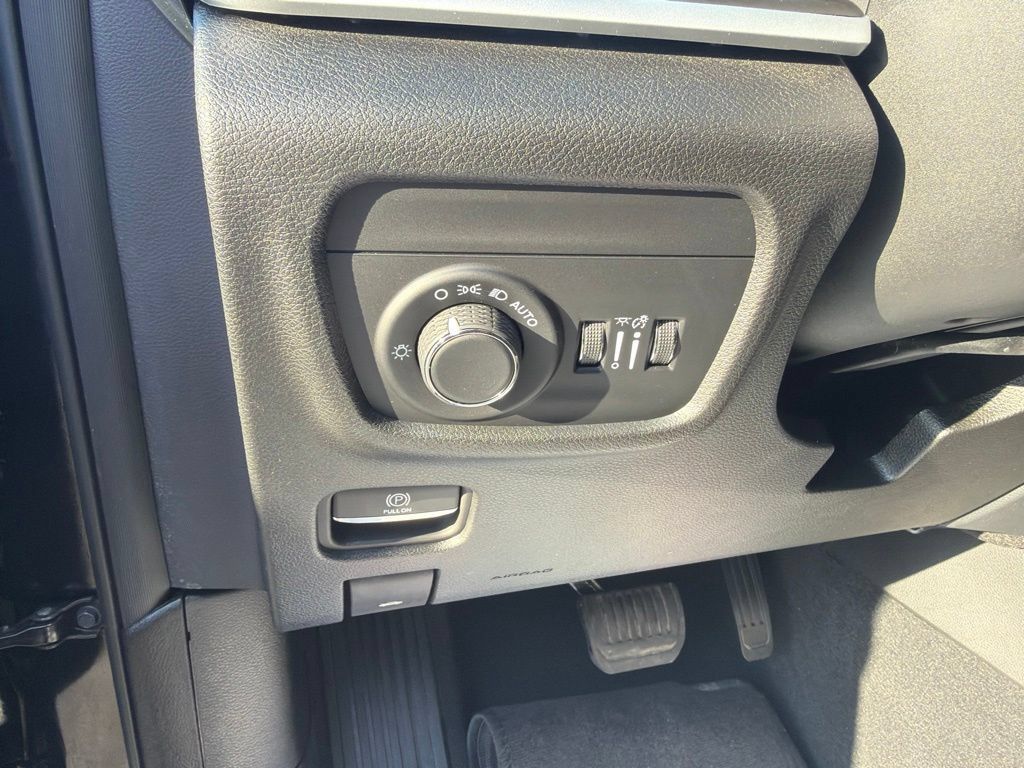 Used 2025 Jeep Grand Cherokee L Laredo AWD/4WD image 18
