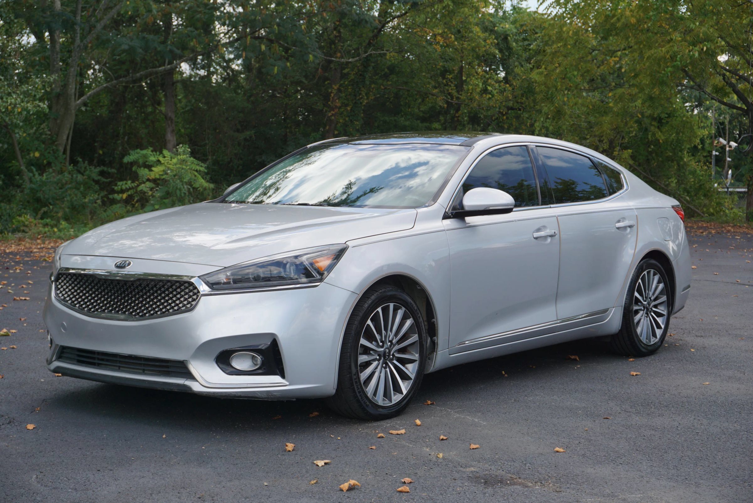 Used 2017 Kia Cadenza Premium w/ Luxury Package FWD image 1