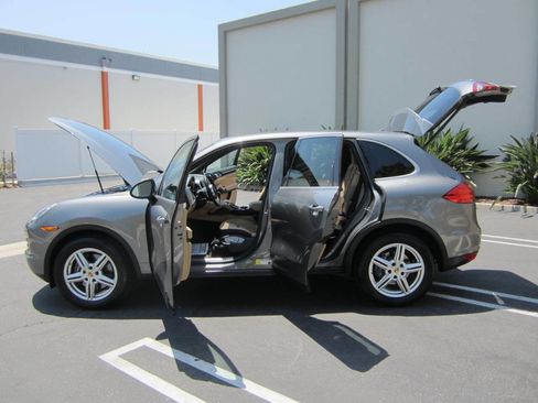 Used 2014 Porsche Cayenne Platinum Edition image 9