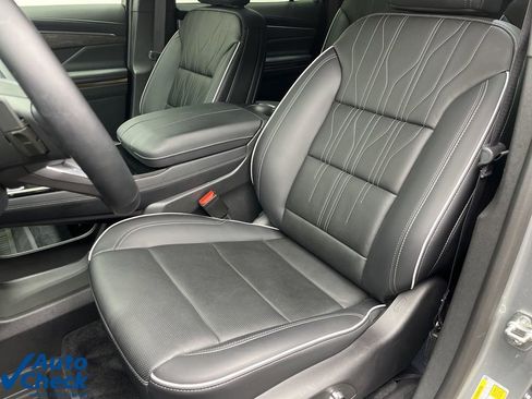 Used 2025 Buick Enclave Avenir image 20
