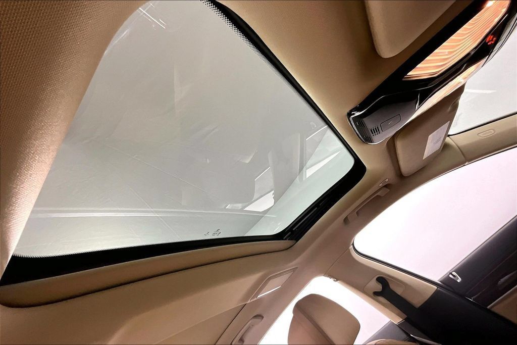 Used 2022 BMW 750i xDrive AWD/4WD image 22