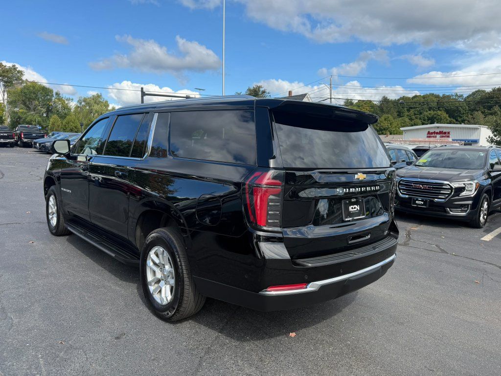 Used 2025 Chevrolet Suburban LT AWD/4WD image 3