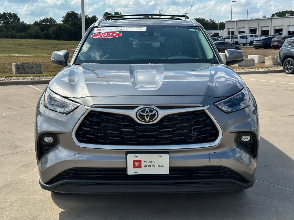 Certified 2025 Toyota Highlander XLE FWD image 8