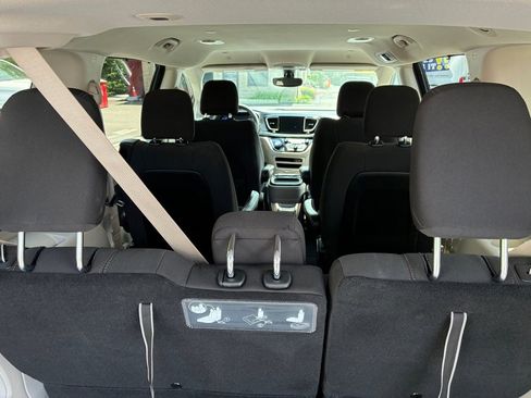 Used 2020 Chrysler Pacifica Touring FWD image 12