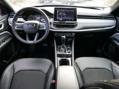 Used 2024 Jeep Compass Latitude image 10