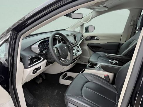 Used 2024 Chrysler Pacifica Touring-L FWD image 4