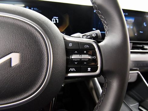 Certified 2025 Kia Carnival EX image 21