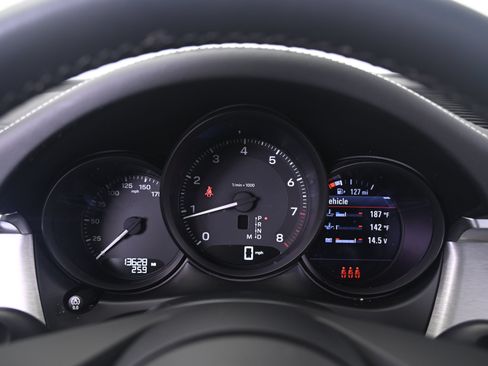 Certified 2023 Porsche Macan AWD/4WD image 36