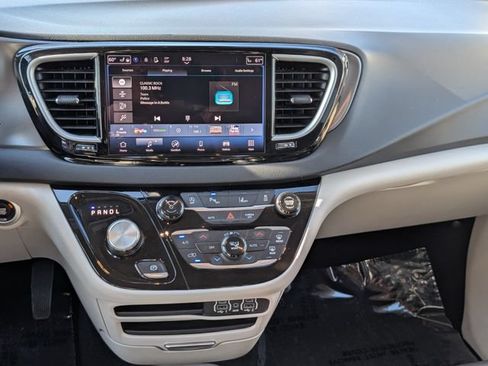 Used 2024 Chrysler Pacifica Touring-L FWD image 18