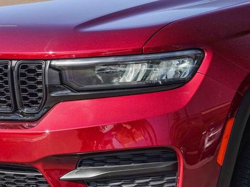 Used 2024 Jeep Grand Cherokee Altitude image 9