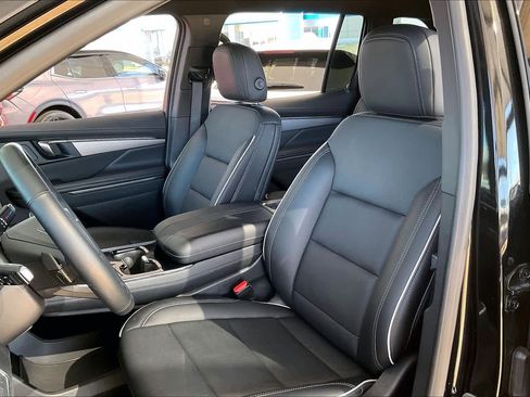 Certified 2025 Buick Enclave Preferred image 9