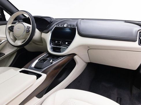 Used 2021 Aston Martin DBX image 2