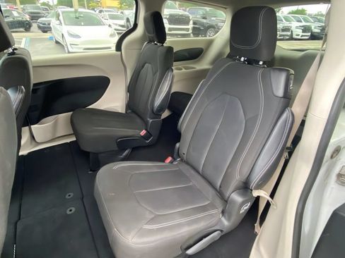 Used 2022 Chrysler Voyager LX FWD image 23