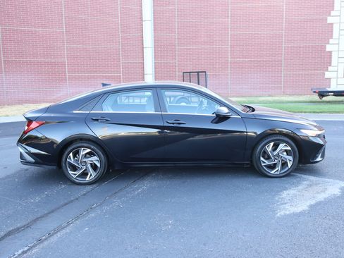 Used 2024 Hyundai Elantra Limited FWD image 32