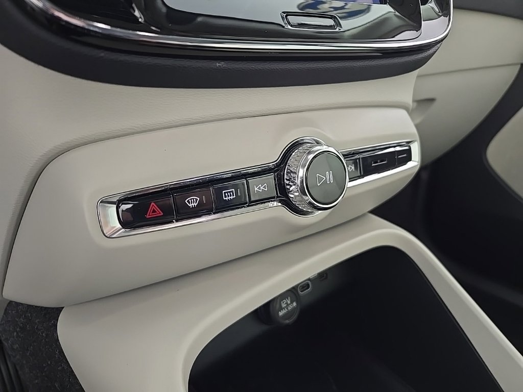 Certified 2025 Volvo XC40 B5 Ultra AWD/4WD image 22