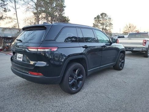 Used 2025 Jeep Grand Cherokee Altitude image 2