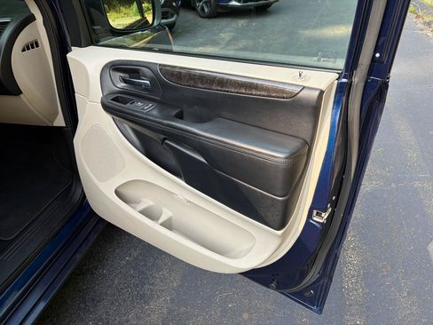 Used 2017 Dodge Grand Caravan SE w/ UConnect Hands-Free Group FWD image 9