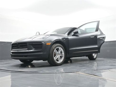 Certified 2023 Porsche Macan w/ Premium Package Plus image 25