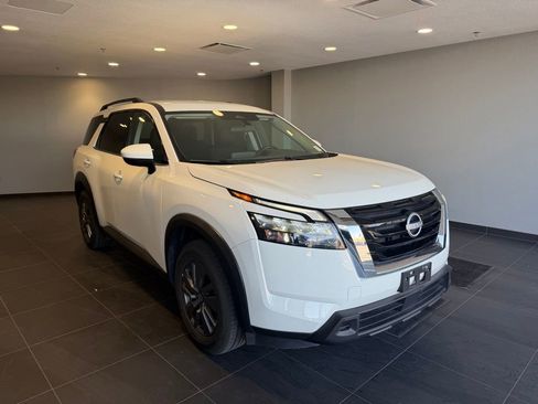 Used 2025 Nissan Pathfinder SV image 3