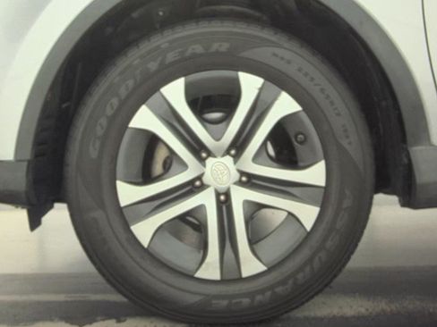 Used 2017 Toyota RAV4 LE FWD image 7