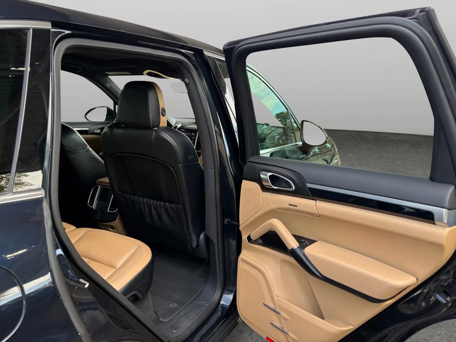 Used 2017 Porsche Cayenne w/ Premium Package AWD/4WD image 17