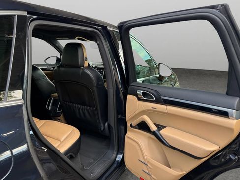 Used 2017 Porsche Cayenne w/ Premium Package AWD/4WD image 17