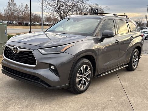 Used 2021 Toyota Highlander XLE image 12