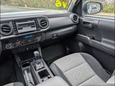 Used 2022 Toyota Tacoma TRD Off-Road image 9