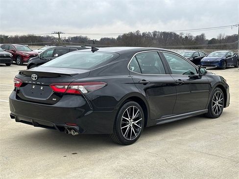 Used 2024 Toyota Camry SE image 4