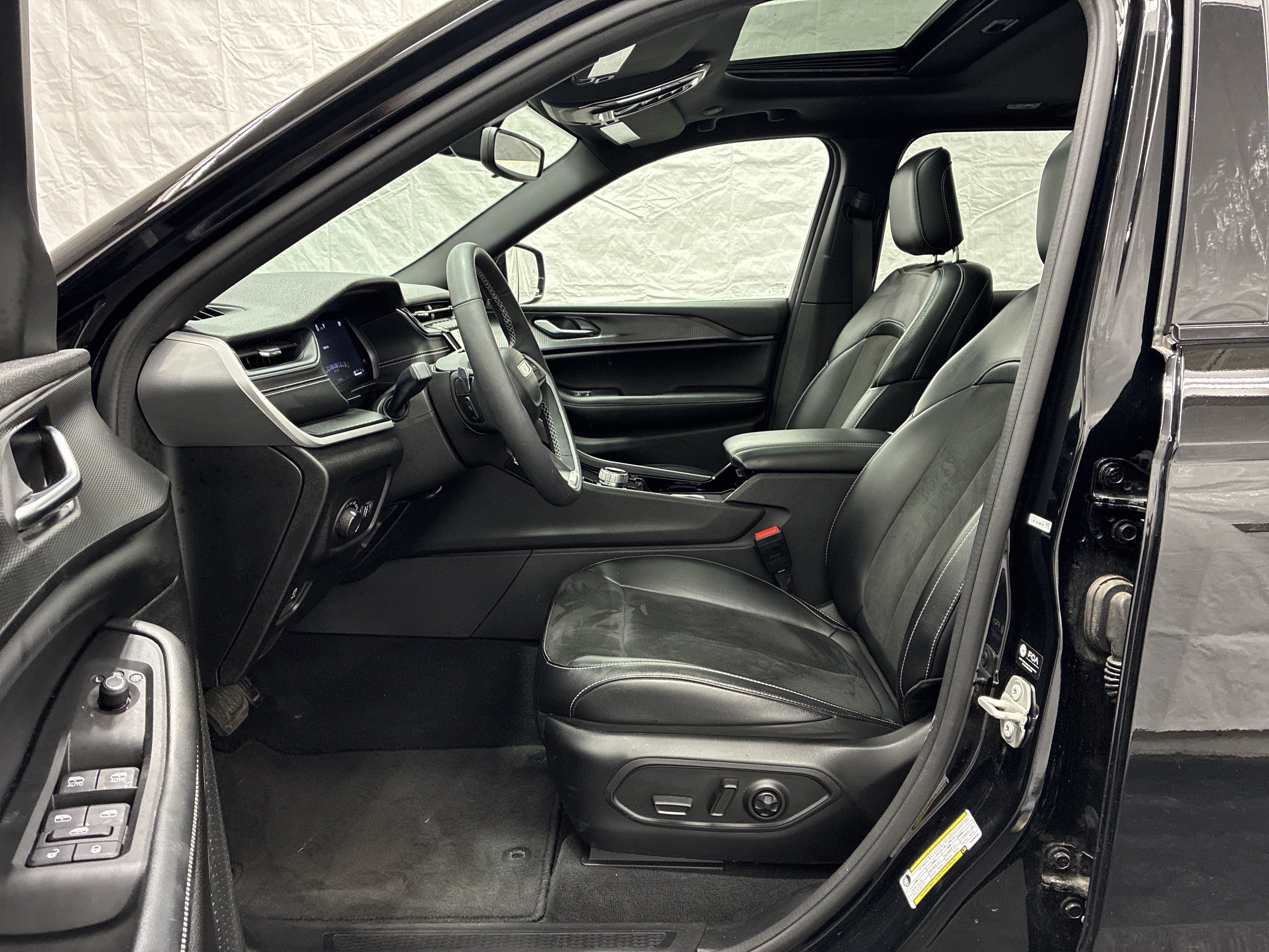 Used 2023 Jeep Grand Cherokee Altitude AWD/4WD image 14