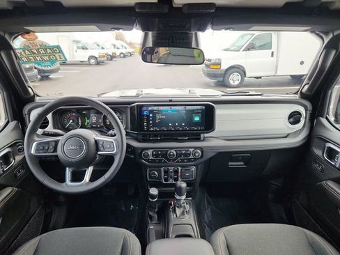 Used 2025 Jeep Wrangler Unlimited Sahara w/ Safety Group image 34