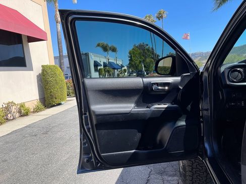 Used 2021 Toyota Tacoma TRD Sport w/ Technology Package AWD/4WD image 18