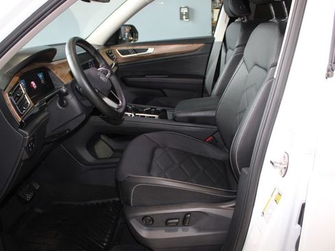 Used 2025 Volkswagen Atlas SE AWD/4WD image 9