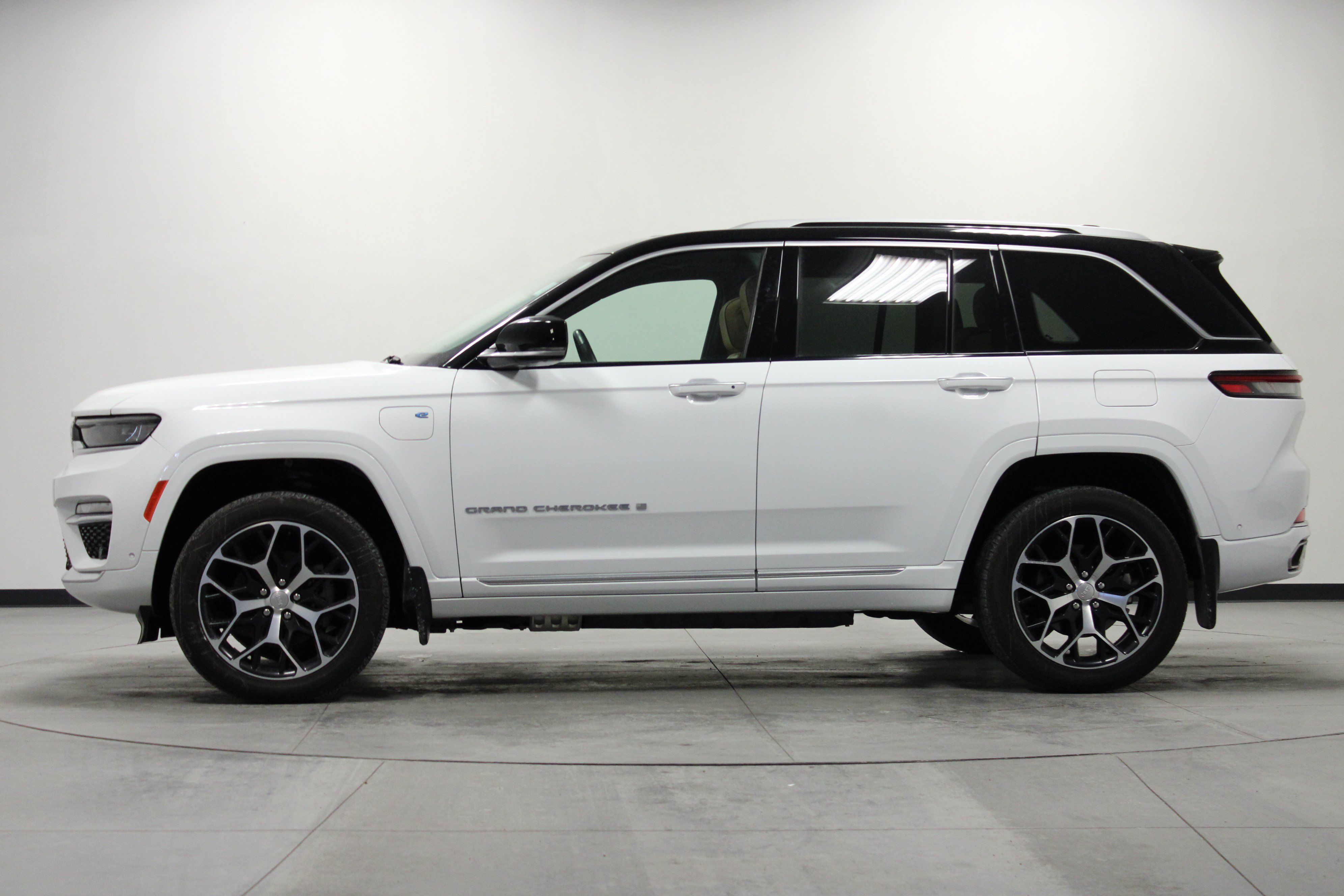 Used 2024 Jeep Grand Cherokee Summit AWD/4WD image 7