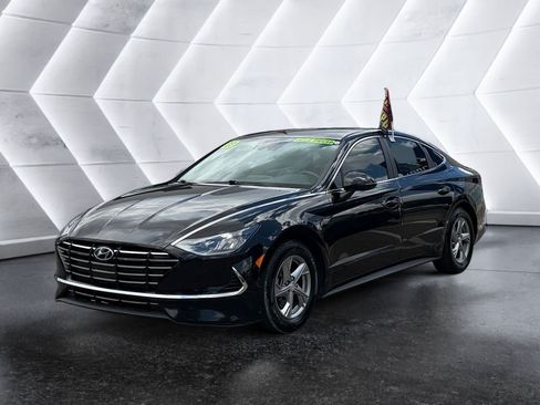 Used 2023 Hyundai Sonata SE w/ Cargo Package FWD image 3