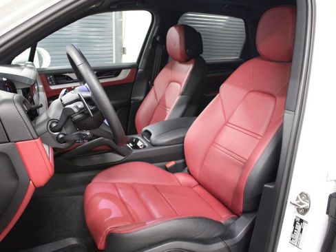 Certified 2025 Porsche Cayenne image 5