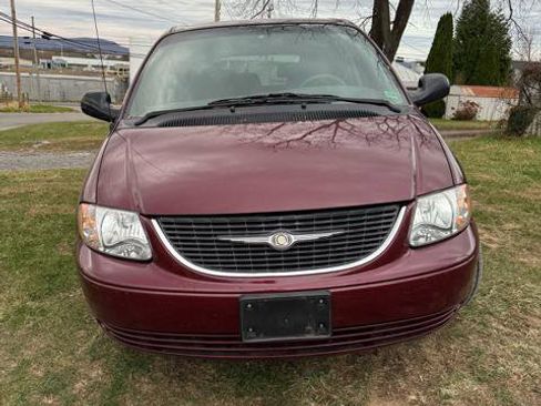 Used 2002 Chrysler Town & Country LX image 2