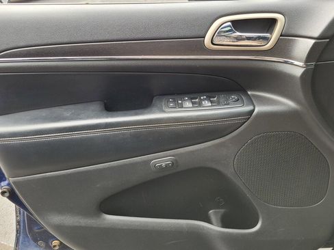 Used 2017 Jeep Grand Cherokee Limited w/ Luxury Group II image 28