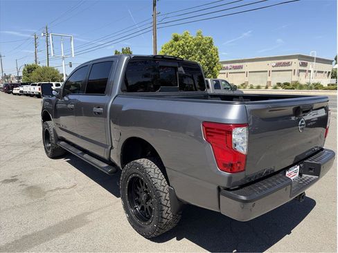 Used 2018 Nissan Titan SV w/ SV Convenience Package AWD/4WD image 14