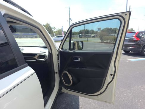 Used 2016 Jeep Renegade Latitude FWD image 12