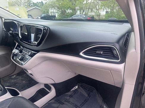 Used 2022 Chrysler Pacifica Touring-L FWD image 14
