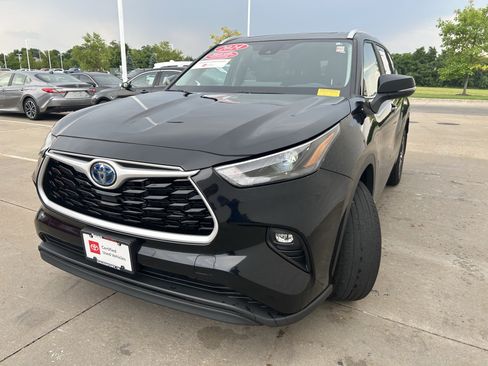 Used 2024 Toyota Highlander XLE AWD/4WD image 3