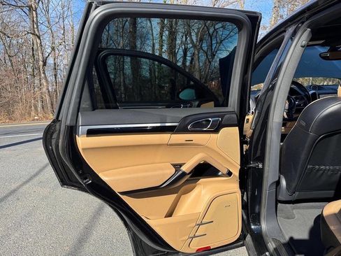 Used 2017 Porsche Cayenne Platinum Edition w/ Premium Package (PJV) image 35